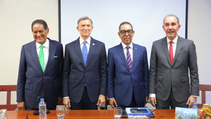 Dr. Luis Arias pone en circulación su libro “Normativa aplicable a la inmigración, Caso RD: Alcances aún pendientes»