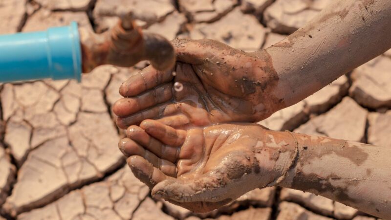 ¡Denuncia! Residentes de El Almirante Claman por agua potable en plena Navidad