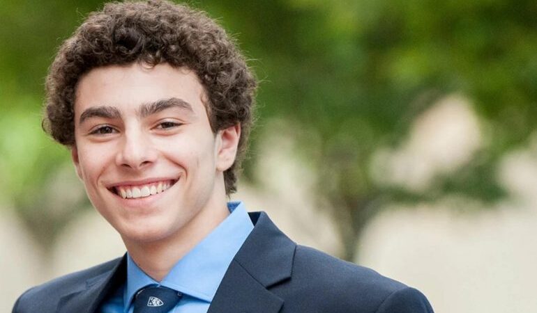 El sospechoso de matar a CEO de aseguradora es acusado de delitos de armas y falsificación