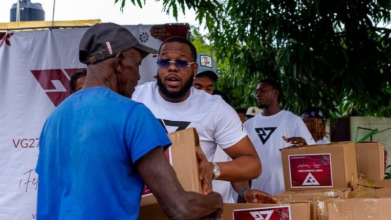 Vladimir Guerrero Jr. entrega cajas con alimentos a familiares de escasos recursos