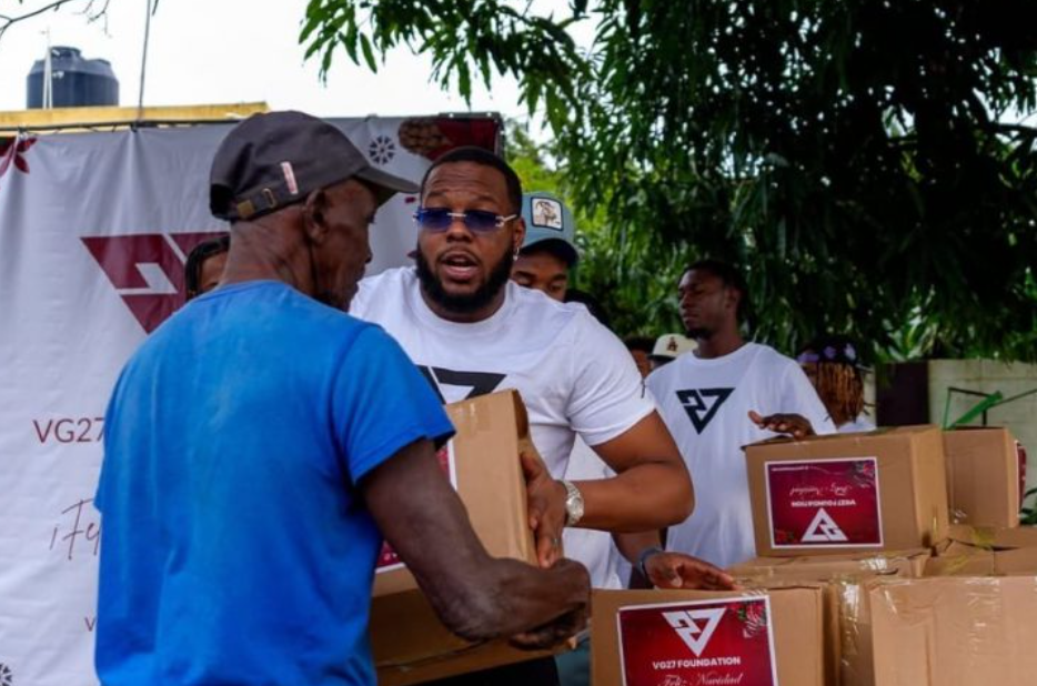 Vladimir Guerrero Jr. entrega cajas con alimentos a familiares de escasos recursos