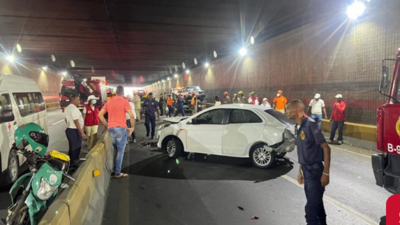¡Gracias a Dios! 911 controla emergencia por fuga de gas tras accidente en el túnel 27 de Febrero