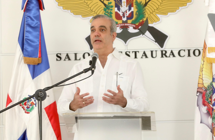 Abinader instruye cobertura de salud total para pensionados de las Fuerzas Armadas