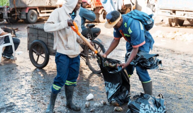 Alcaldía del Distrito Nacional interviene mercado de Villas Agrícolas con gran operativo de limpieza