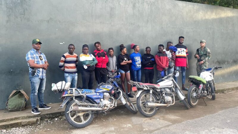 Detienen a 24 nacionales haitianos sin documentos que eran trasladados en un camión