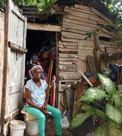 “Un techo digno para Bienvenida Santana: Un llamado a la solidaridad desde Boca Chica”