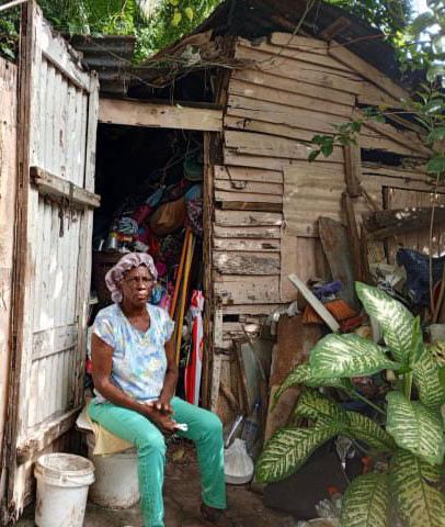 “Un techo digno para Bienvenida Santana: Un llamado a la solidaridad desde Boca Chica”