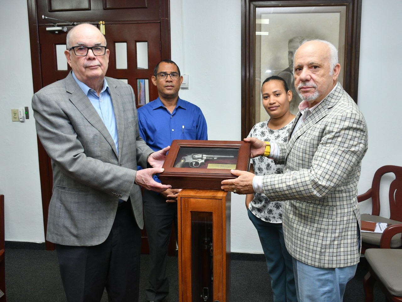 El Archivo General de la Nación recibe donación de revólveres históricos de Enriquillo