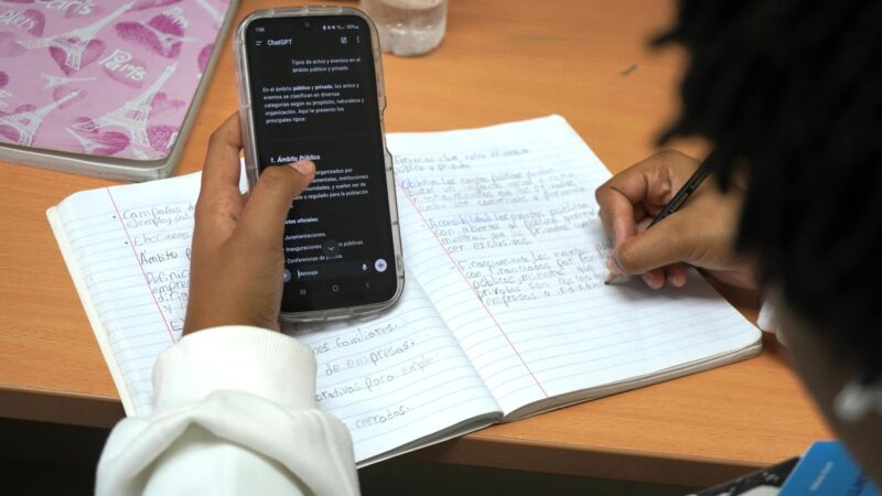 Uso excesivo de la IA en estudiantes adolescentes: una competencia entre respuesta rápida y pensamiento profundo