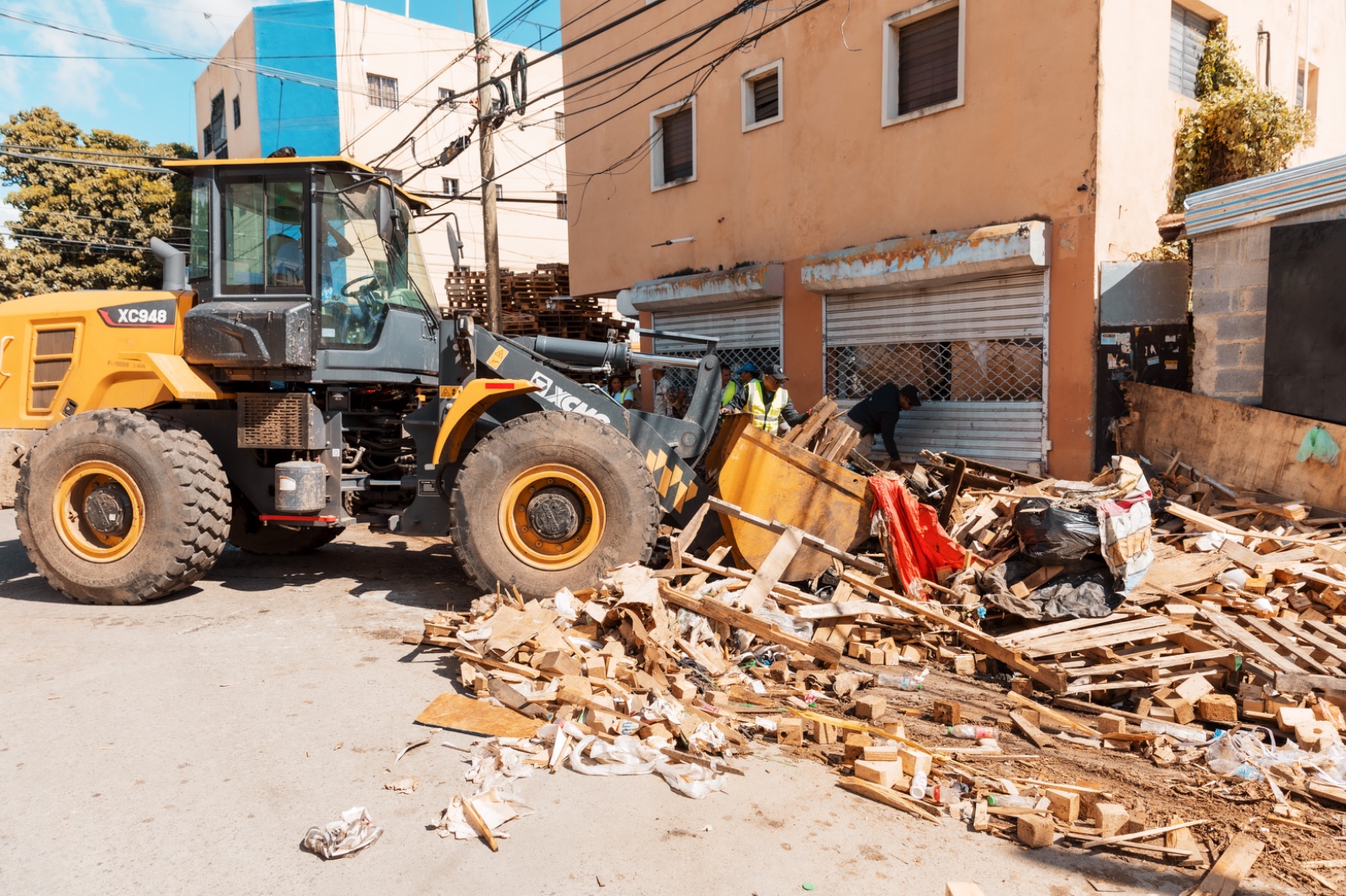 Alcaldía del DN recupera aceras que eran ocupadas por negocios en Villa Consuelo