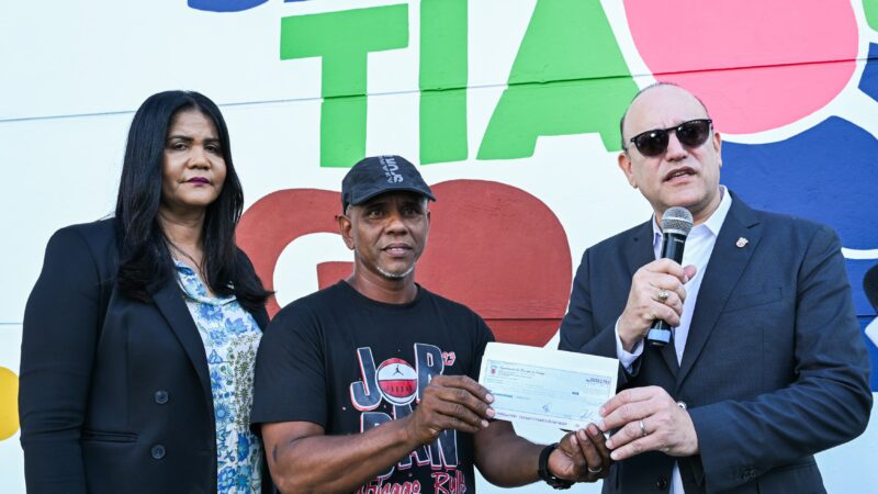 Alcaldía de Santiago impulsa el Carnaval 2025 con apoyo histórico a grupos de lechones