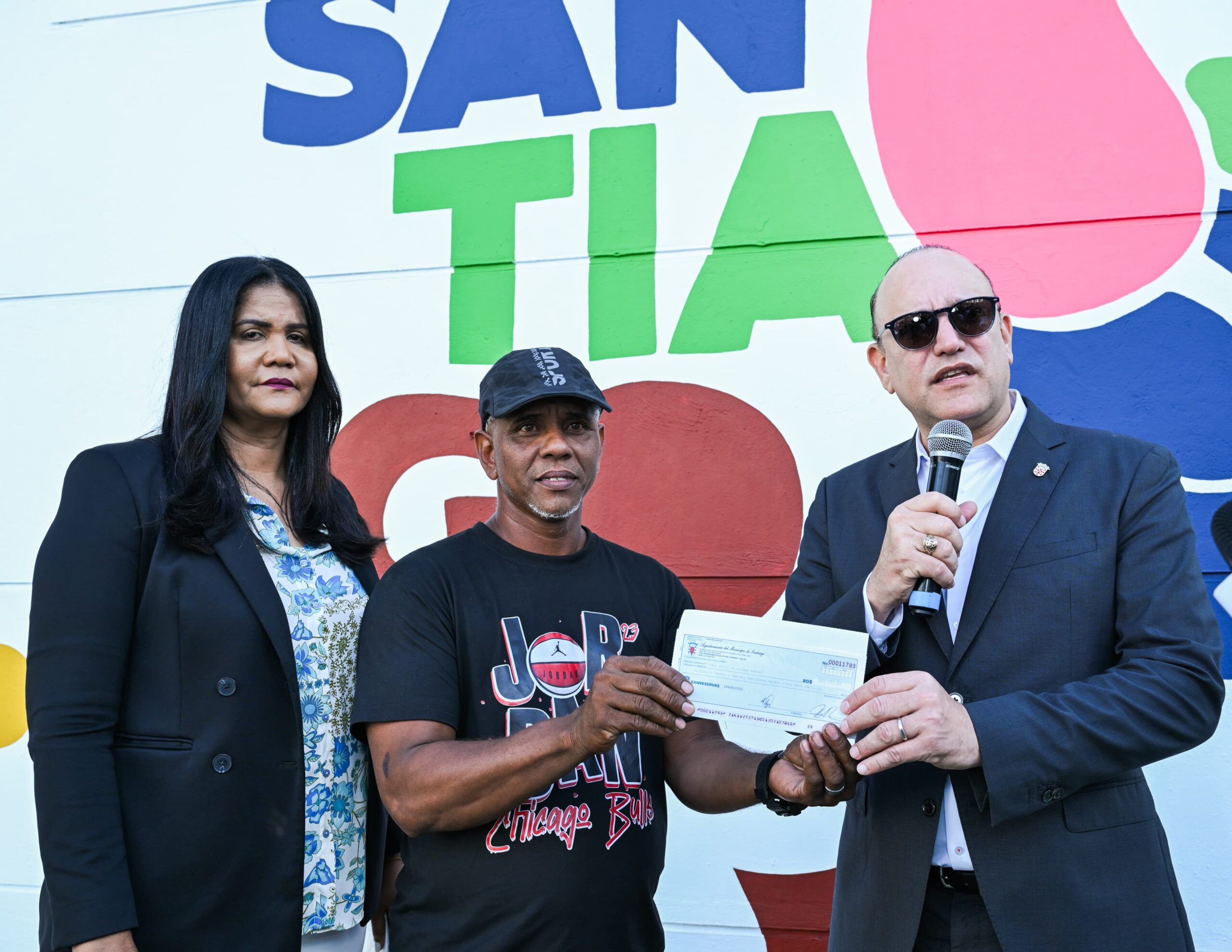 Alcaldía de Santiago impulsa el Carnaval 2025 con apoyo histórico a grupos de lechones