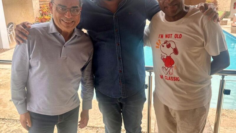 Gilberto Santa Rosa y José Alberto «El Canario» disfrutan de las bellezas de Sosúa y se reúnen con el alcalde Wilfredo Olivences  