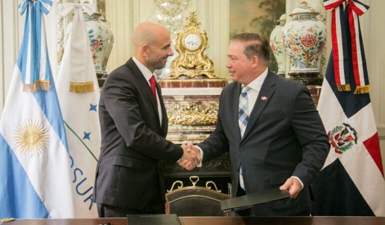 Argentina amplía política de Cielos Abiertos con la República Dominicana