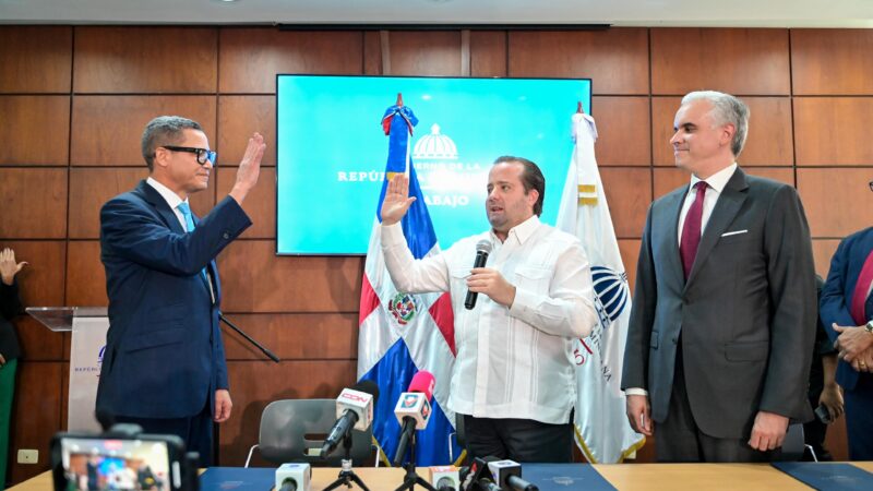 Ministro de la Presidencia juramenta a Eddy Olivares como Ministro de Trabajo
