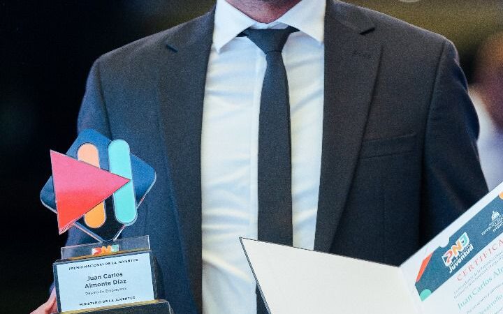 Juan Carlos Almonte, gerente de Tierra Tropical, recibe el Premio Nacional de la Juventud