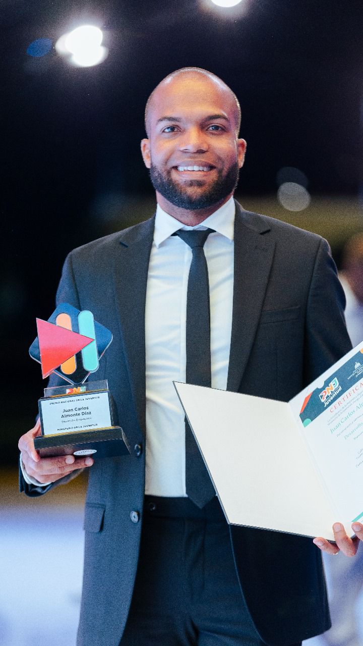 Juan Carlos Almonte, gerente de Tierra Tropical, recibe el Premio Nacional de la Juventud