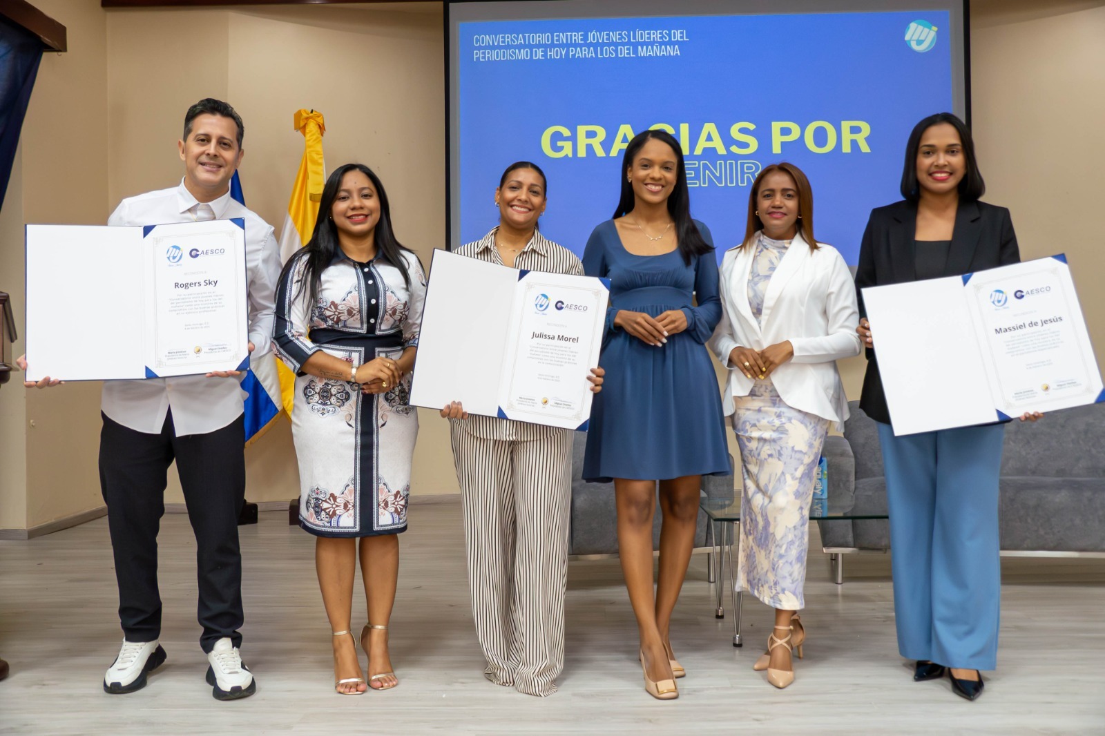 Jóvenes líderes analizan el presente y futuro del periodismo durante conversatorio