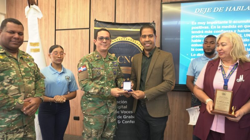 El Consejo Nacional de Comunicadores Sociales promueve el nacionalismo positivo a través de la oratoria en la Escuela Vocacional de Santo Domingo Este