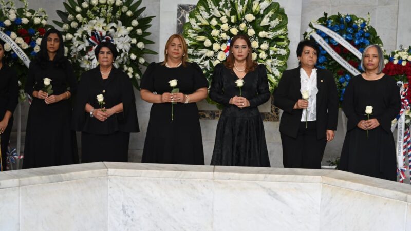 Ministerio de la Mujer deposita ofrenda floral en el Altar de la Patria, en ocasión del 181 aniversario de la Independencia Nacional