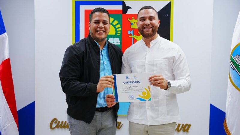 Winston Paulino es reconocido como joven destacado de SDE