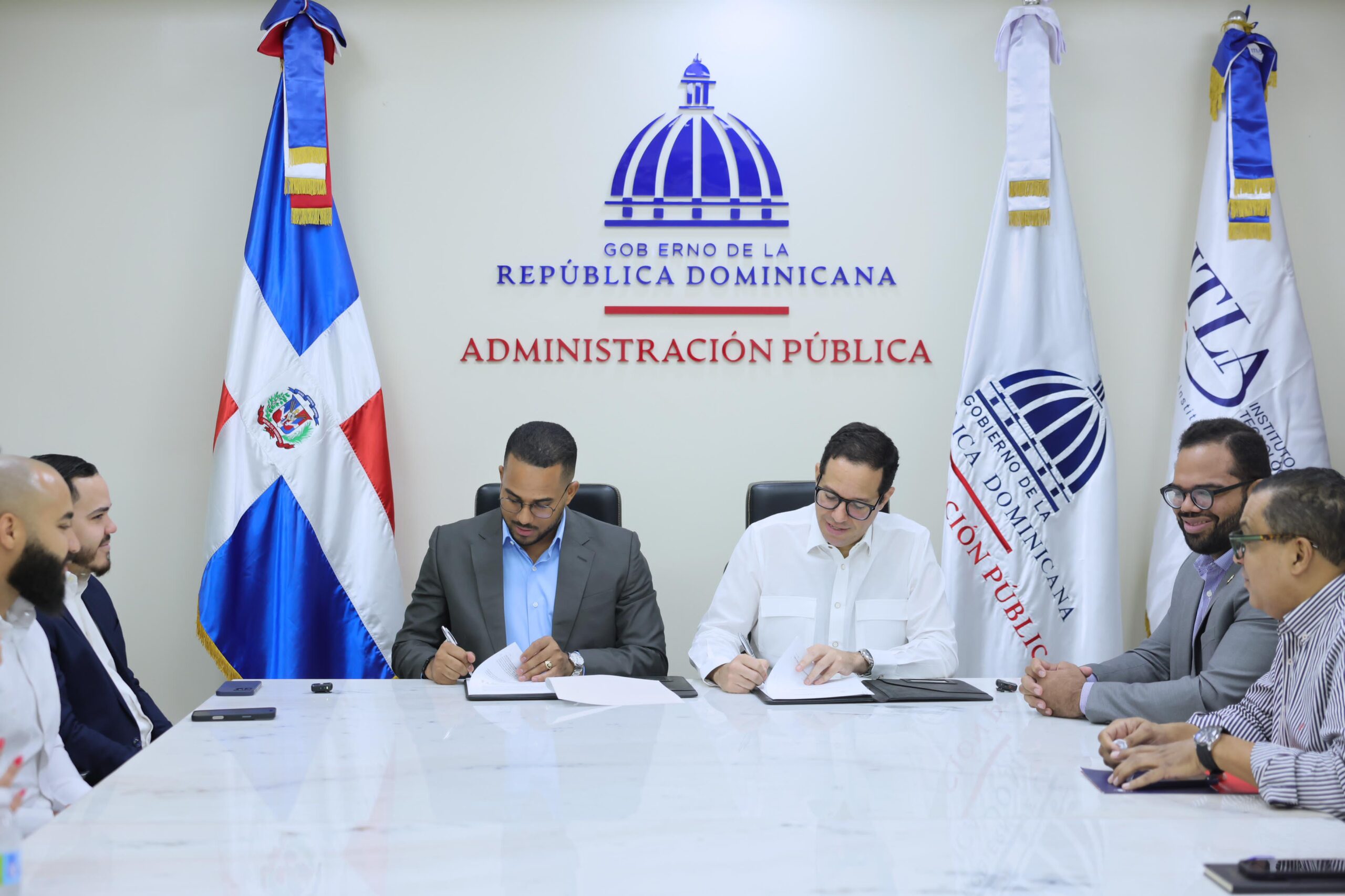 Crearán programa de primer empleo y pasantía en entidades gubernamentales para egresados becados del ITLA