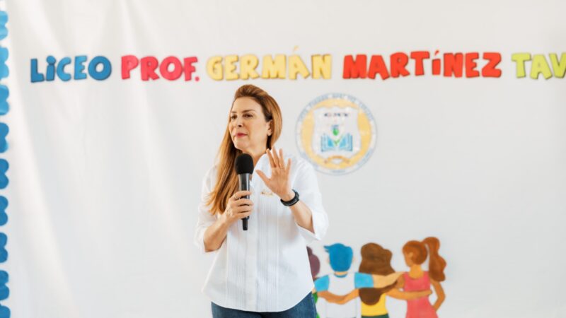 Carolina Mejía habla sobre responsabilidad ciudadana y reciclaje en liceo de Los Ríos