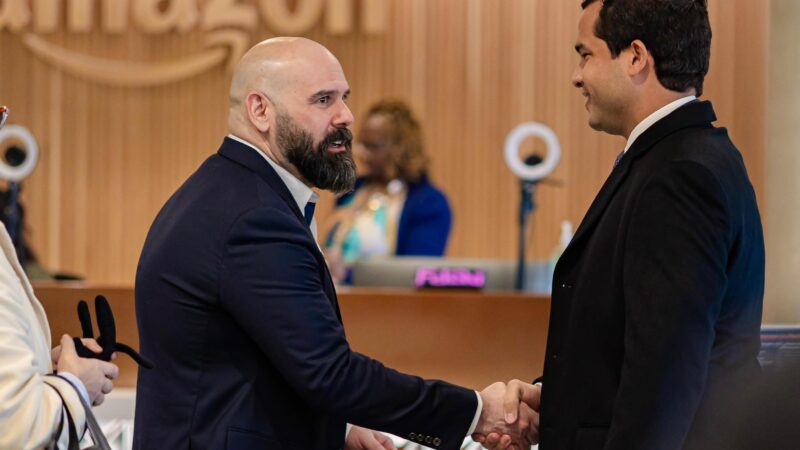 Omar Fernández se reune con altos ejecutivos de Amazon para proyectos de inversión en RD