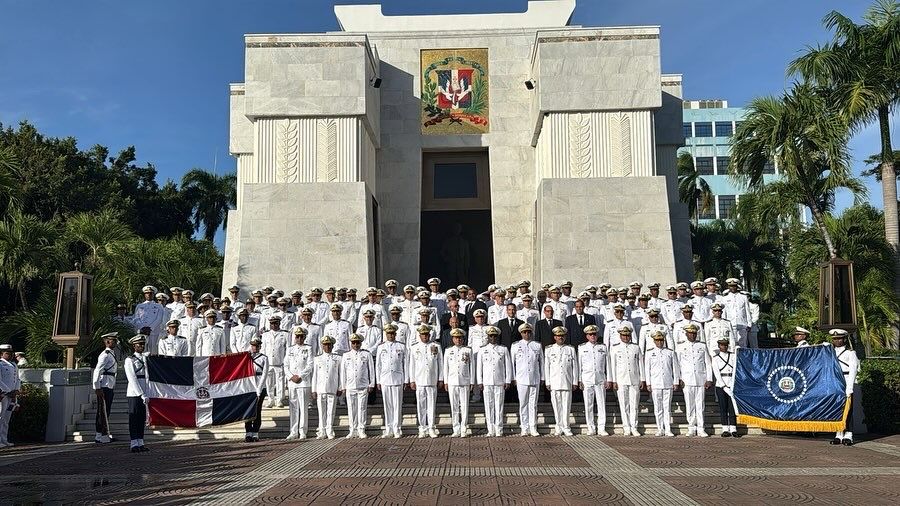 La Armada de República Dominicana rinde homenaje a los Padres de la Patria en el Altar de la Patria