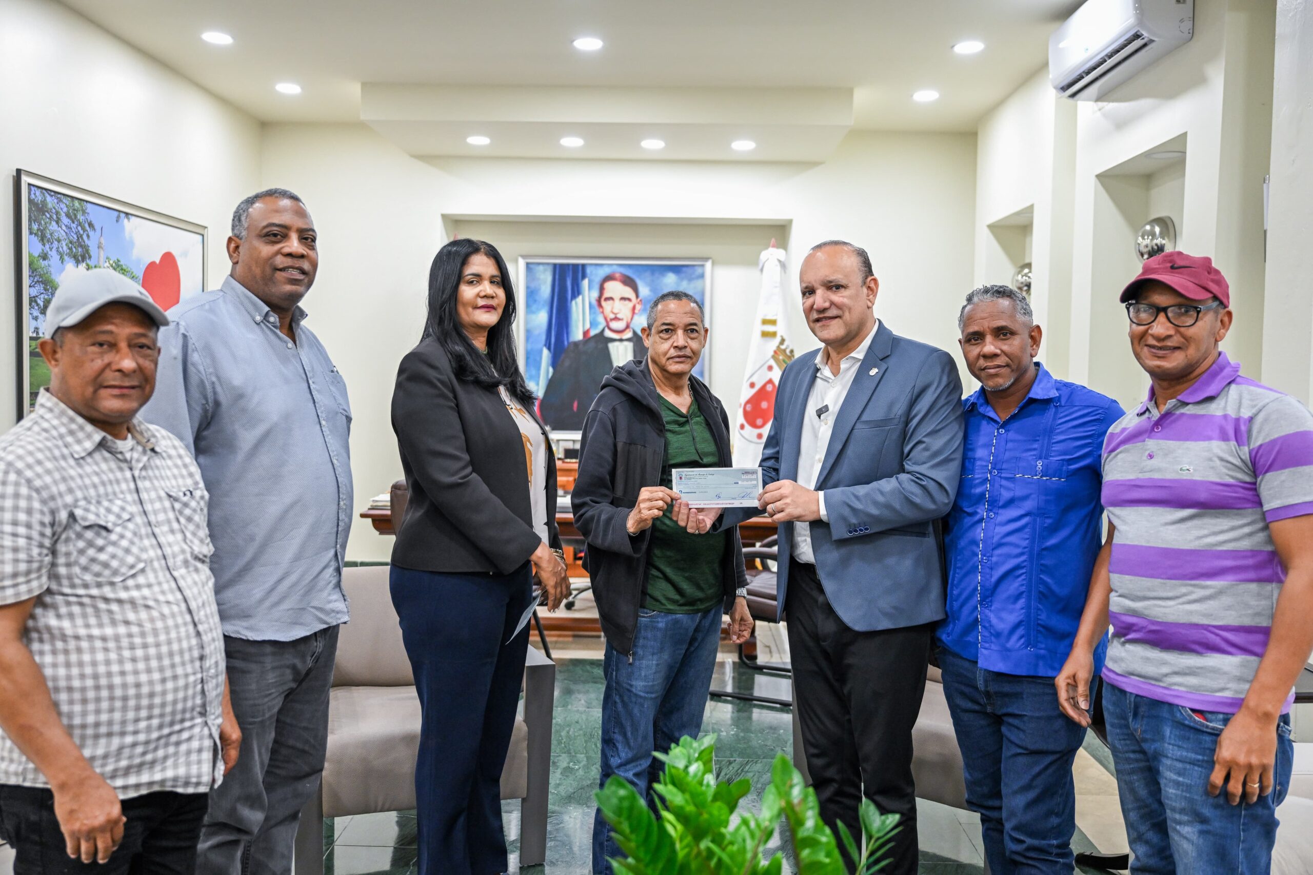 Alcaldía de Santiago entrega segunda partida de recursos a grupos de lechones para el Carnaval 2025