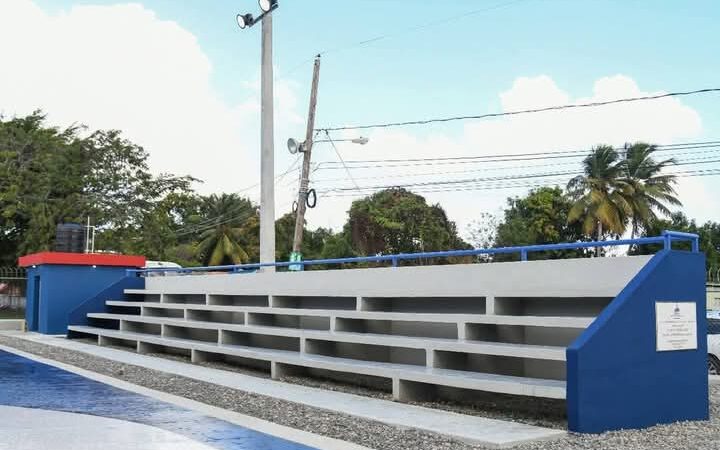 Entregan amplia cancha deportiva en el sector Camba, San Cristóbal