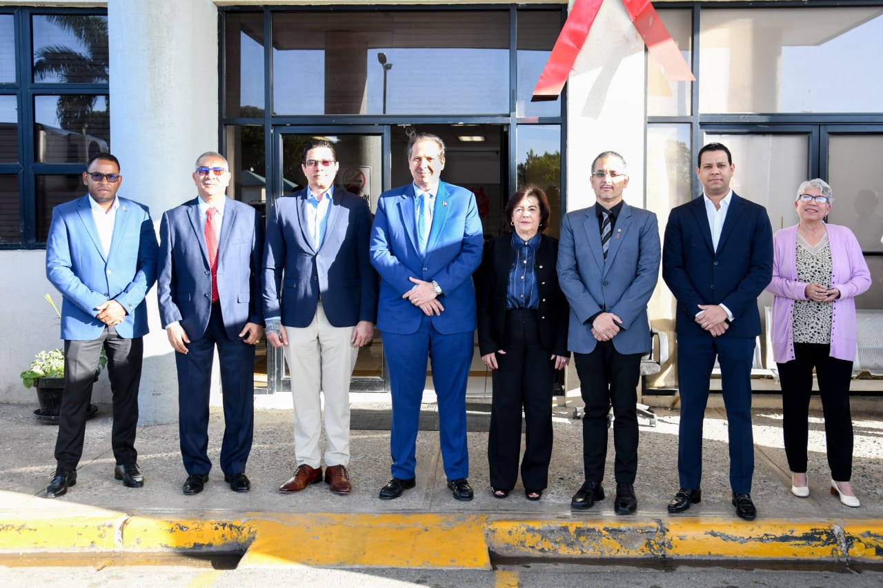 Ministerio de Salud Pública recibe del CONAVIHSIDA dos furgonetas para traslado de muestras