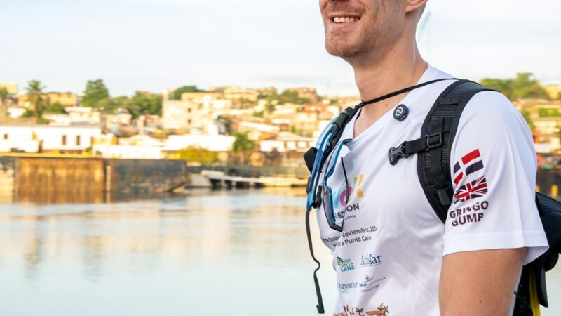 Joven Británico Callum Bates caminará 570 kilómetros por la educación en RD