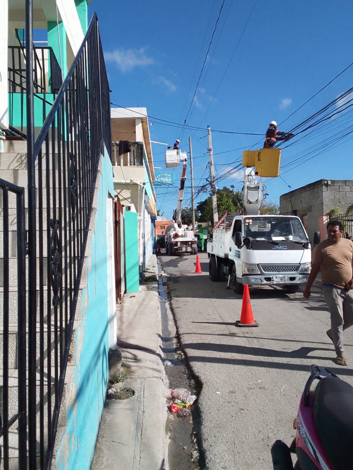 EDEEste desmantela 600 conexiones ilegales y capta nuevos clientes en El Seibo y SPM