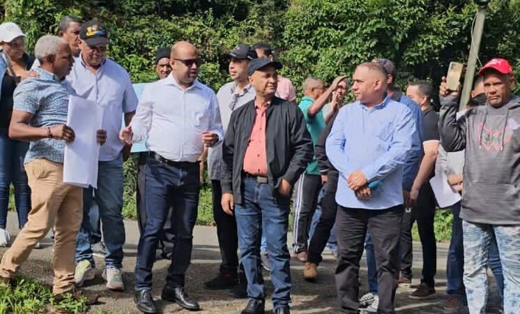 Comunitarios de Piedra Blanca, reclaman demoler portones privados que les impiden acceder a las aguas del Río Yuboa