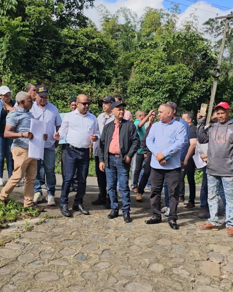 Comunitarios de Piedra Blanca, reclaman demoler portones privados que les impiden acceder a las aguas del Río Yuboa