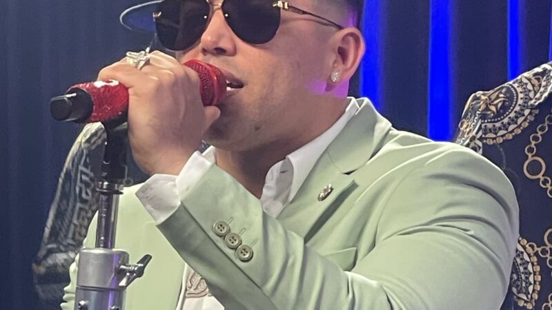 El Blachy se une a Cervecería Nacional Dominicana en campaña a favor del medio ambiente.