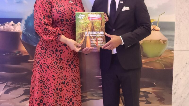 Adompretur entrega revista Turismo Dominicano en ceremonia Independencia Nacional en Arabia Saudita