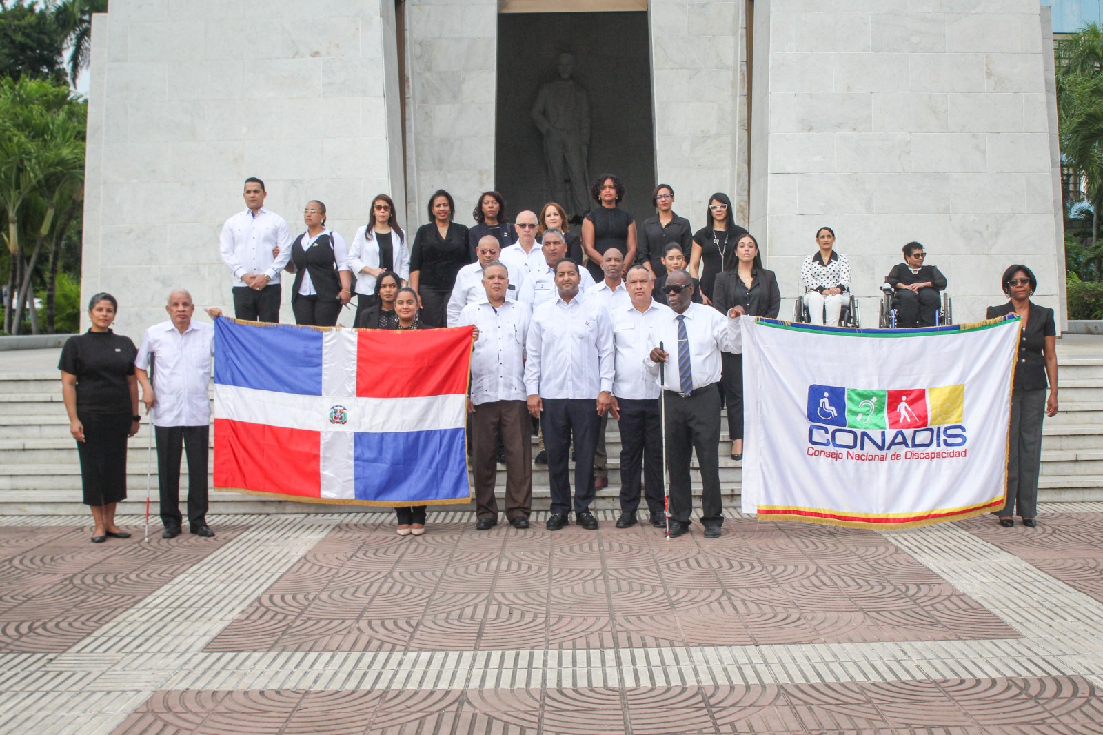 CONADIS honró a los héroes de la patria con ofrenda floral en el altar de la patria
