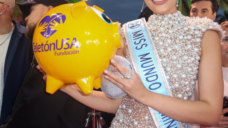 Mayra Delgado, Miss Mundo Dominicana 2025, brilla en la alfombra magenta de Premio Lo Nuestro