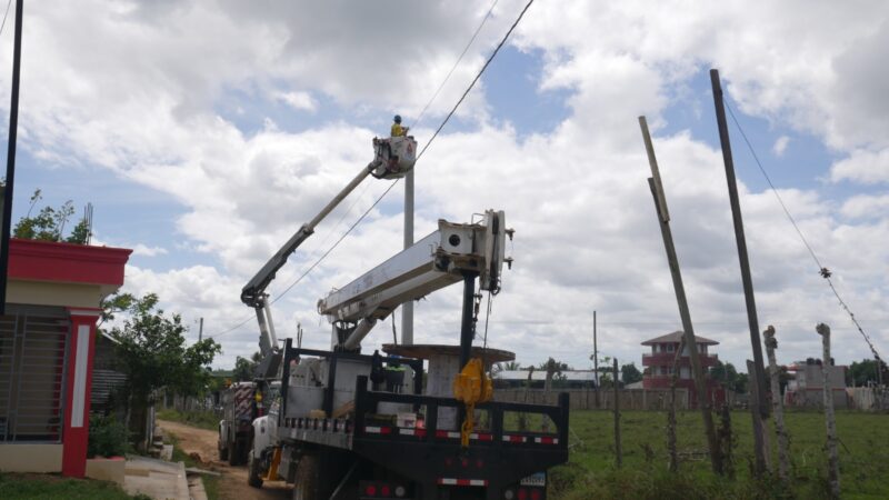 EDEEste instala redes eléctricas en Santana Bella, Higüey, beneficiando a decenas de familias