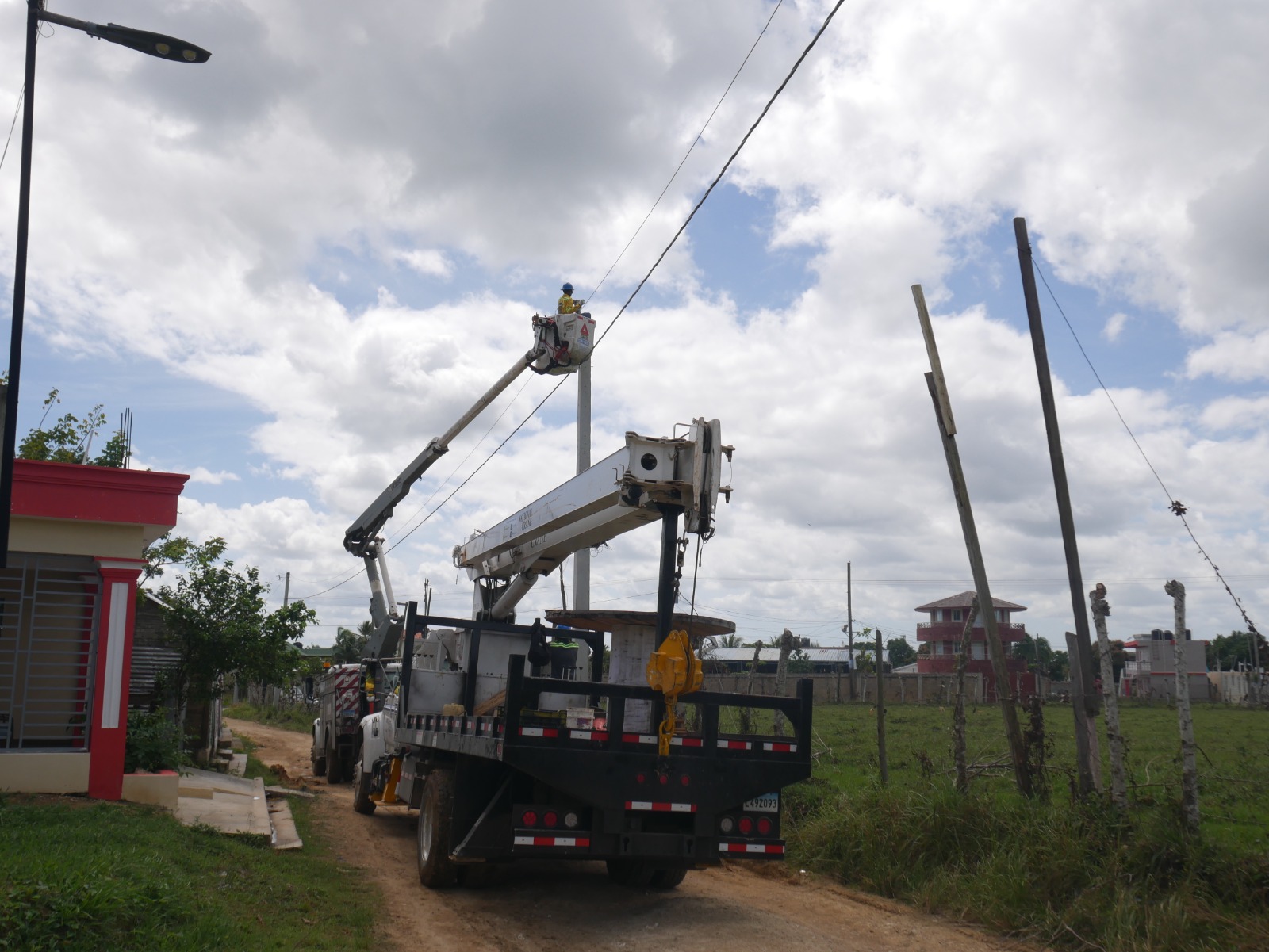 EDEEste instala redes eléctricas en Santana Bella, Higüey, beneficiando a decenas de familias