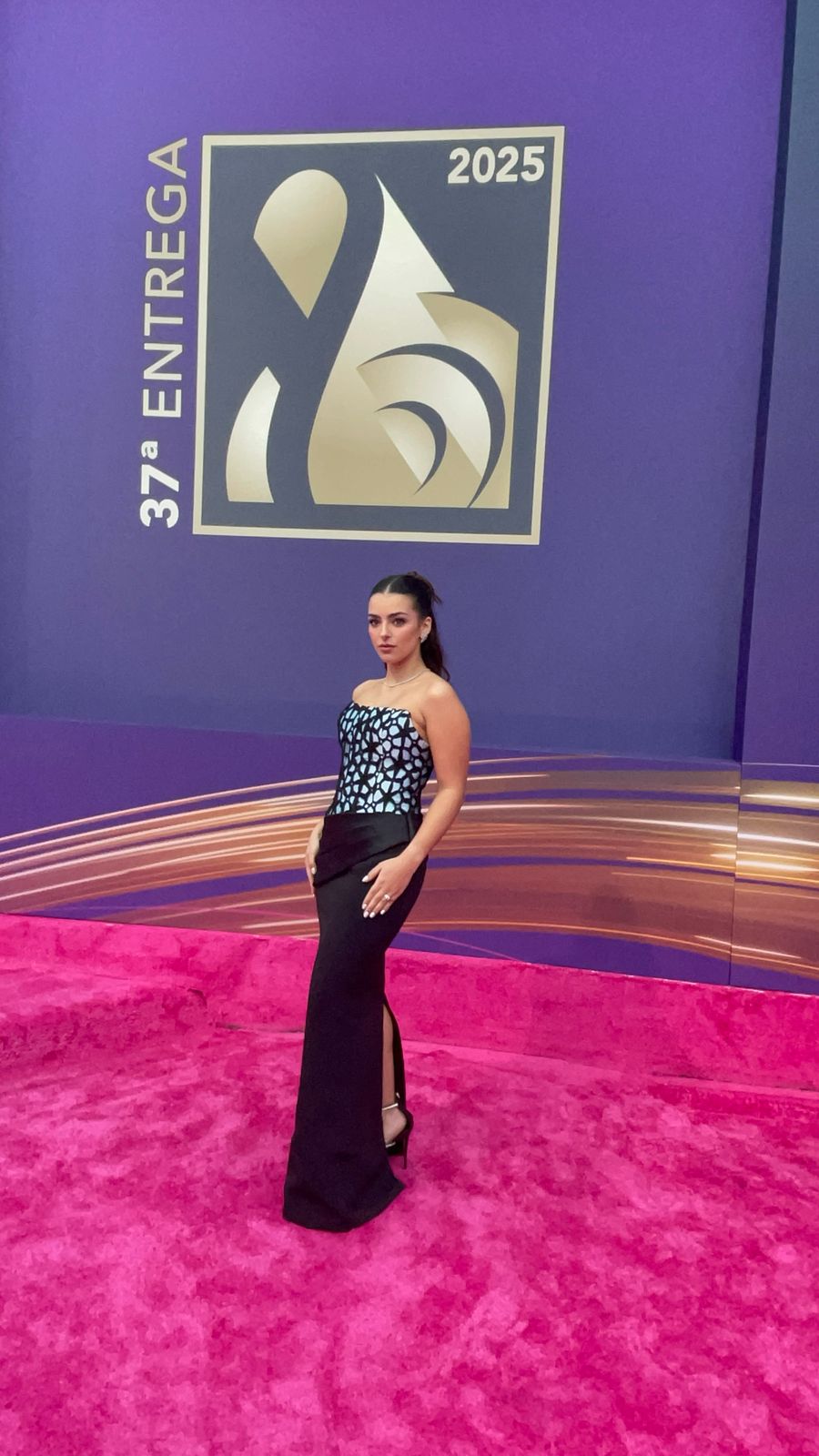 Adri Torrón llega con “dvd”, una sexi apuesta al pop latino