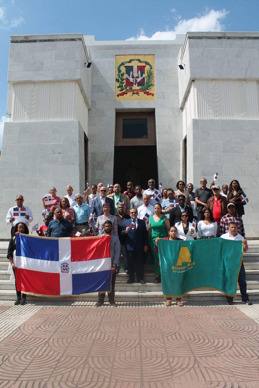 Alianza País rinde homenaje a los Padres de la Patria con ofrenda floral