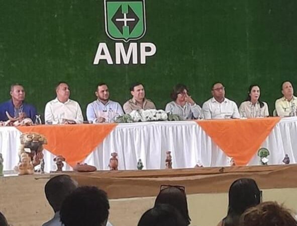 Maestro Artesano Ramón Guillen felicita al Ministro de Cultura Roberto Ángel Salcedo por poner su oído en el corazón de la Cultura Popular Dominicana.