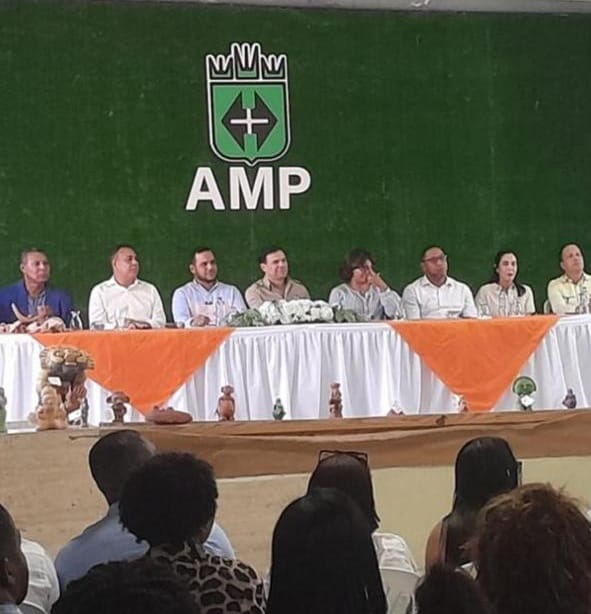 Maestro Artesano Ramón Guillen felicita al Ministro de Cultura Roberto Ángel Salcedo por poner su oído en el corazón de la Cultura Popular Dominicana.