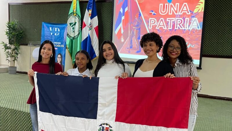 Valerie Diaz destaca importancia de los símbolos pátrios; realiza conversatorio juvenil