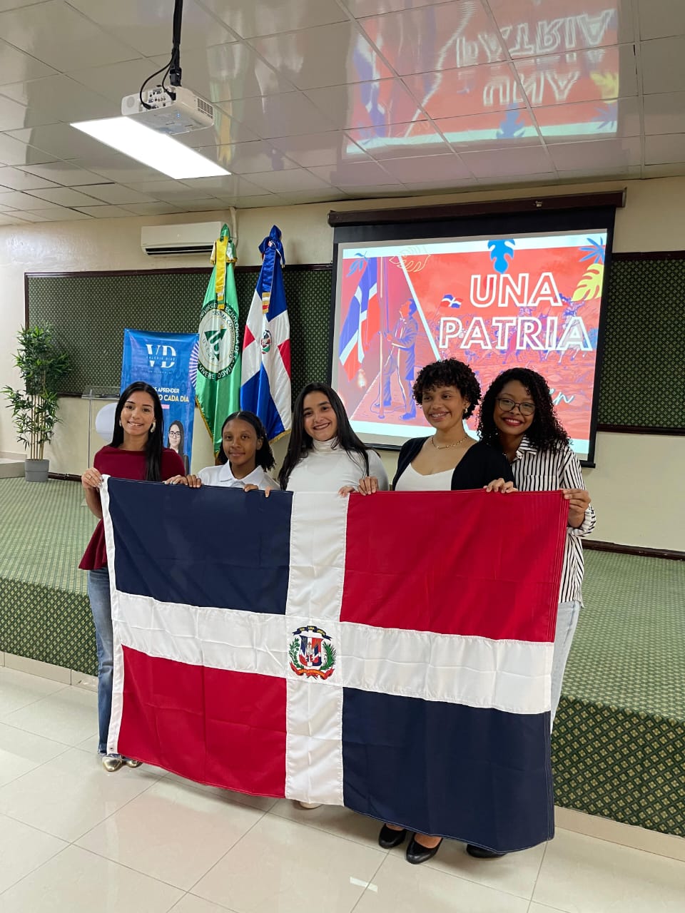 Valerie Diaz destaca importancia de los símbolos pátrios; realiza conversatorio juvenil