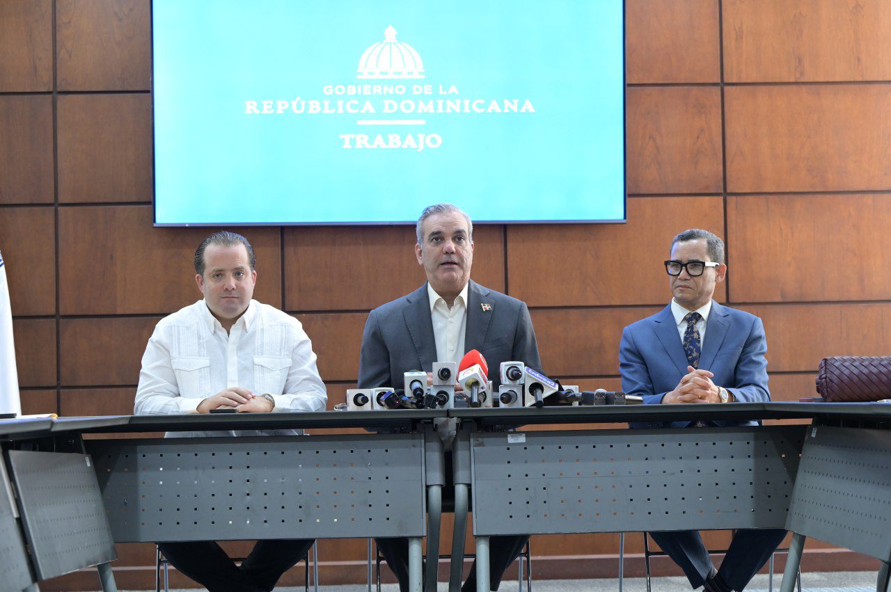 Presidente Luis Abinader anuncia aumento salarial de 20 % para el sector privado no sectorizado