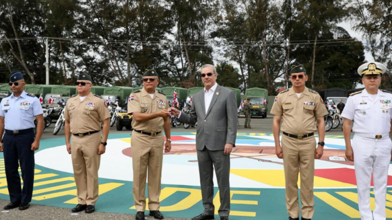 Presidente de la República Luis Abinader entrega vehículos a las FF.AA